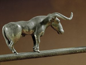 Őstörténet: ezüst bika szobor Maikop (Kaukázus) sírjából. Kr.e. 3000-2500 Eneolitikum, rézkor. Szentpétervár, Ermitázs Múzeum, Oroszország alkotó: Prehistoric Prehistoric