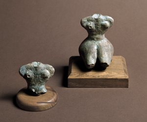Őstörténet: a középső neolitikumból származó kis bálvány (balra). Újjáépítés a jobb oldalon. A Caverna Delle Arene-ból Candide-ban (Liguria). Pegli, Museo Villa Pallavicini alkotó: Prehistoric Prehistoric