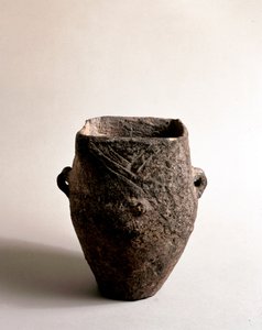 Őstörténet: terrakotta váza négyzet alakú neolitikus korszakból a Caverna Delle Arene-ból, Candide-ból (Liguria). Pegli, Villa Pallavicini Múzeum alkotó: Prehistoric Prehistoric