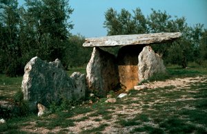 Őstörténet: kilátás a Chiancai dolmenre a bejárati folyosóval. Kőkorszak, neolitikum. Kr.e. 6-3. Bisceglie, Puglia, Olaszország alkotó: Prehistoric Prehistoric