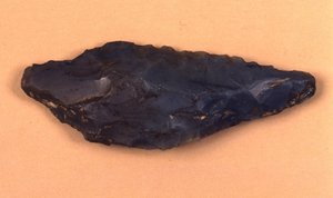 Kő nyílhegyet találtak Isolino di Varesében (Olaszország). alkotó: Prehistoric Prehistoric