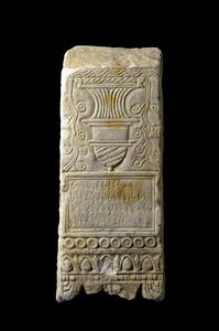 Pún művészet (karthágói): égető parfümök (égőparfümök) sztélé fogadalmi dekorációja. Cartagenából, Spanyolországból. Kr.e. 3-2. Homályos. 33x14x11 cm Cartagena, Museo de Cartagena Spanyolország