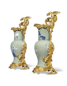 Egy pár XV. Lajos korabeli kancsó, porcelán 1662-1722, tartók 1745-49 körül (ormolura szerelt porcelán)
