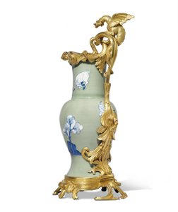 Lajos XV. kancsójának egyike, 1662-1722 porcelán, 1745-49 körüli tartók (ormolura szerelt porcelán)