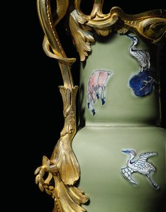 Lajos XV. kancsójának egyike, 1662-1722 porcelán, 1745-49 körüli tartók (ormolura szerelt porcelán)