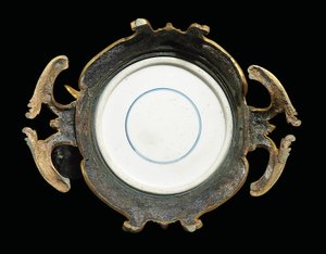 Lajos XV. kancsójának egyike, 1662-1722 porcelán, 1745-49 körüli tartók (ormolura szerelt porcelán)