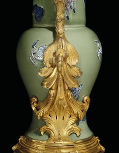 Lajos XV. kancsójának egyike, 1662-1722 porcelán, 1745-49 körüli tartók (ormolura szerelt porcelán)
