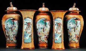A cafe au lait ground famille rose ötrészes köret, Qianlong Period alkotó: Qing Dynasty Chinese School