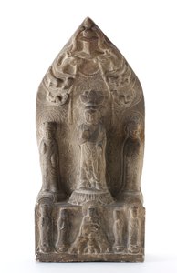 Buddhista szentháromság domborműves lótusz talapzaton a hegyes háttér előtt