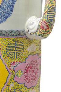 Részlet egy pár famille rózsa „szerzetes sapkája” (Duomuhu) kancsójáról és fedeléről alkotó: Qing Dynasty Chinese School