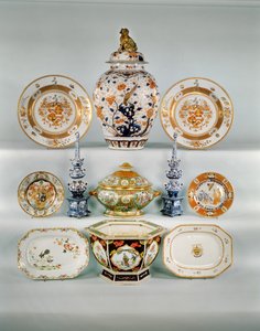 Imari baluszterváza; Rose-verte fegyvertartó edény, 1724 körül; Famille rose bombe tureen és borító; Két kék-fehér tulipánváza; Famille Rose páncéllemez; Cornelius Prenk imari tányérja; Famille Rose hosszúkás edény; Famille Rose hatszögletű jardiniere (por alkotó: Qing Dynasty Chinese School