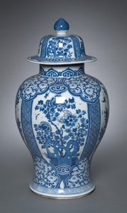 Váza fedővel alkotó: Qing Dynasty Chinese School