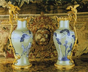 Egy pár XV. Lajos korabeli kancsó, porcelán 1662-1722, tartók 1745-49 körül (ormolura szerelt porcelán)