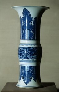 Kék fehér porcelán váza