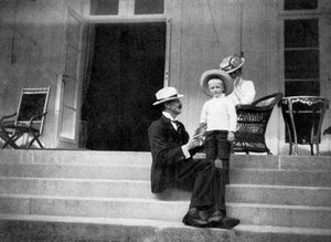 VII. Haakon norvég király, fia, Olav és Viktória hercegnő Bygdøyben, Norvégiában, 1908.