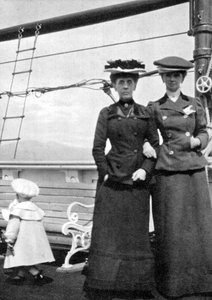 Olav herceg 1903-1991 Lady Antrim és Miss Knollys társaságában, 1908. alkotó: Queen Alexandra