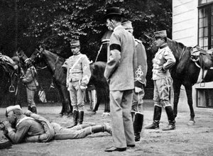 Az új ismétlőpuska tesztelése, 1908. alkotó: Queen Alexandra