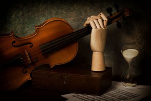 Hegedű és homokóra alkotó: Raffaele Corte