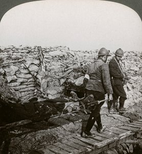 Belga hordágyhordozók, akik sebesülteket szállítanak az árokban, Dixmude, Belgium, I. világháború, 1914-1918. alkotó: Realistic Travels Publishers