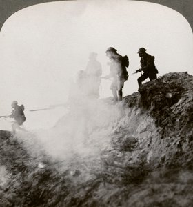 Gáz és füst leple alatt előrenyomuló brit katonák, Franciaország, I. világháború, 1916 alkotó: Realistic Travels Publishers