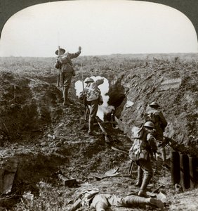 Brit katonák támadják a Hindenburg-vonalat, I. világháború, 1917-1918. alkotó: Realistic Travels Publishers