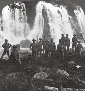Brit csapatok felfrissülnek egy vízesésnél, Afrika, I. világháború, c1914-c1918 alkotó: Realistic Travels Publishers