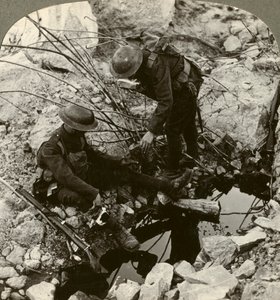 Vizet adni egy sebesült barátnak, Hooge, Ypres, Belgium, I. világháború, 1914-1918. alkotó: Realistic Travels Publishers