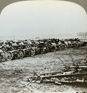 Több száz német fegyvert fogtak el a franciaországi Couralette-ben, a somme-i csata, I. világháború, 1916 alkotó: Realistic Travels Publishers