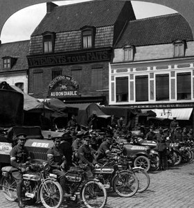 Az indiai hadsereg teherautói és motorkerékpárjai, Merville, Franciaország, I. világháború, 1914-1918. alkotó: Realistic Travels Publishers