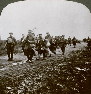 A régi megvetendők által elfogott poroszok a Pozieres-i előrenyomulás során, az első világháború, 1914-1918. alkotó: Realistic Travels Publishers