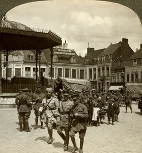 Sir James Willcocks Nanten tábornokkal, Market Square, Merville, Franciaország, I. világháború, 1914-1915. alkotó: Realistic Travels Publishers