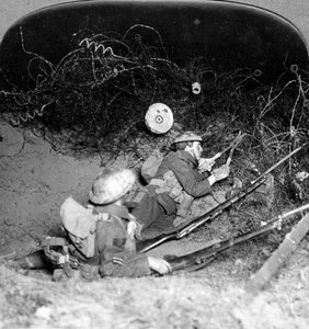 Katonák, akik átvágták a szögesdrót védelmet, Oppy, Franciaország, I. világháború, 1914-1918.