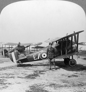 Sopwith Camel repülőgép készen áll a német vonalak feletti járőrözésre, I. világháború, c1917-c1918 alkotó: Realistic Travels Publishers
