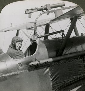 Sopwith Scout a felső szárnyra szerelt fényképező fegyverrel, I. világháború, 1914-1918. alkotó: Realistic Travels Publishers