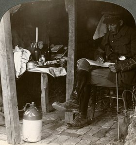 Törzstiszt egy ásóban, aki részleteket tanulmányoz egy offenzíva előtt, I. világháború, 1914-1918 alkotó: Realistic Travels Publishers
