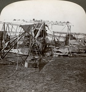 Egy német bombázó roncsa, amely megpróbálta áttörni a légvédelmet, I. világháború, 1914-1918. alkotó: Realistic Travels Publishers