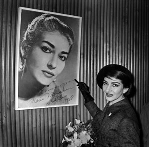 Maria Callas szoprán énekesnő dedikálja az egyik poszterét a párizsi Orly repülőtéren, mielőtt Chicagóba utazik január 16. alkotó: René Saint Paul