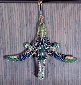 Szecesszió: „” Szitakötő” medál akvamarinból, aranyból és zománcból, Jules Rene Lalique (1860-1945) Párizs, Musee d