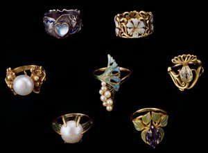 Arany, ezüst és réz gyűrűk zománccal, opállal, gyöngyökkel, ametisztekkel és briliáns gyémántokkal alkotó: Rene Jules Lalique