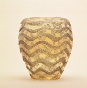 Nehéz öntött váza hullámmintával, Lalique csiszolt domborművel, 1902 körül