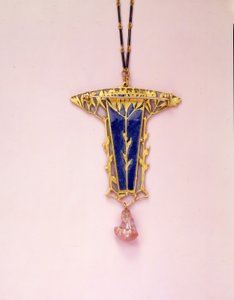Medál bross és lánc (zománc, elefántcsont, arany és gyöngy) alkotó: Rene Jules Lalique
