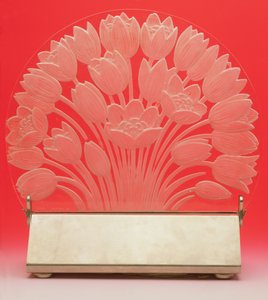 „Tulipes”, átlátszó matt lámpatest „fél-lune” formában (üveg) alkotó: Rene Jules Lalique