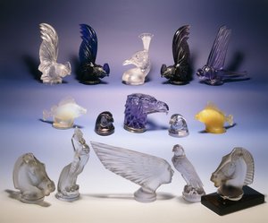 Különféle üveg autó kabalák (madarak, halak, lovak és egy emberi fej) alkotó: Rene Jules Lalique