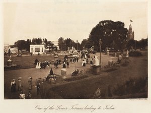 Emberek pihennek a sydenhami Crystal Palace Parkban