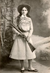 Annie Oakley puskával alkotó: Richard Kyle Fox