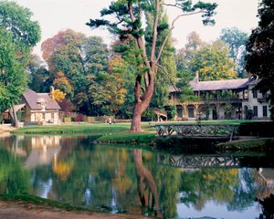 A királyné háza Marie Antoinette királynő Hamletjében, a Versailles-i kastély parkjában.
