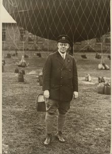 [Egy léggömbös portréja] alkotó: Robert Petschow