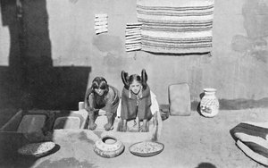 Hopi indiai nők kukoricalisztet darálnak, Walpi, Arizona, 1912