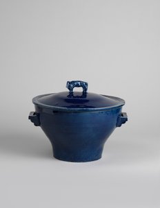 Kék mázas borítású, bölény vagy kínai oroszlán formájú nyele, 1915 körül alkotó: Roger Eliot Fry