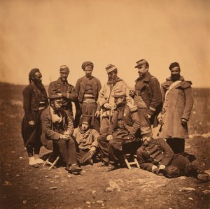 Cisse francia tábornok és tisztek és katonák csoportja, Portré különböző stílusú egyenruhákban; egy Zouave áll a bal oldalon, Krími háború, Krím, Ukrajna alkotó: Roger Fenton